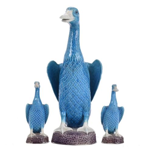 ESCUELA CHINA, SIGLO XX.  Pato y pareja de pequeños patos. 