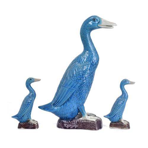 ESCUELA CHINA, SIGLO XX.  Pato y pareja de pequeños patos. 