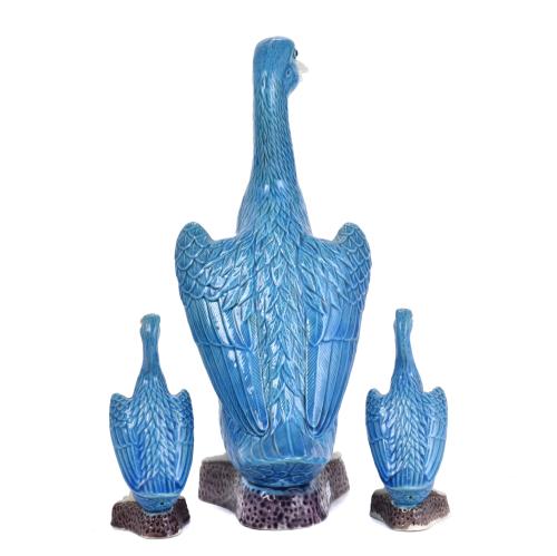 ESCUELA CHINA, SIGLO XX.  Pato y pareja de pequeños patos. 