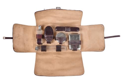 Conjunto de aseo de viaje, med. siglo XX. 