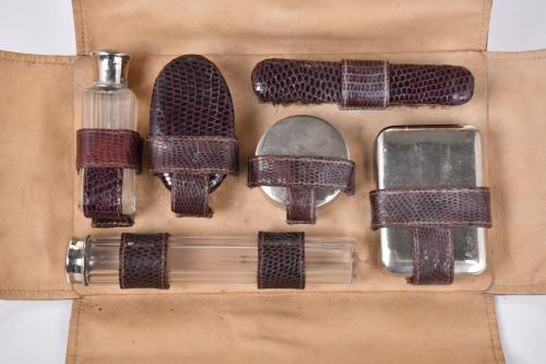 Conjunto de aseo de viaje, med. siglo XX. 