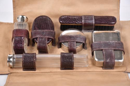 Conjunto de aseo de viaje, med. siglo XX. 