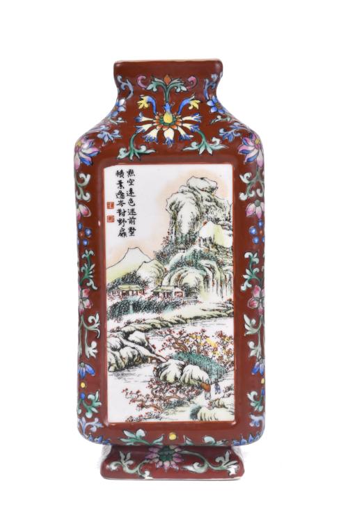 ESCUELA CHINA, SIGLO XX. Jarrón cuadrangular.