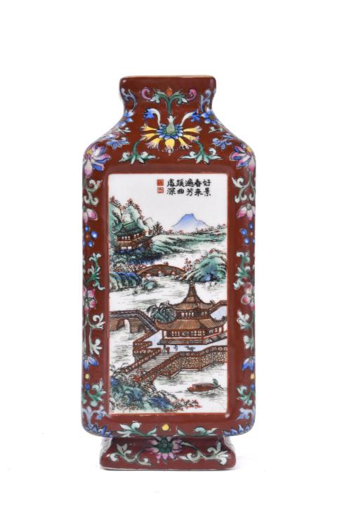 ESCUELA CHINA, SIGLO XX. Jarrón cuadrangular.