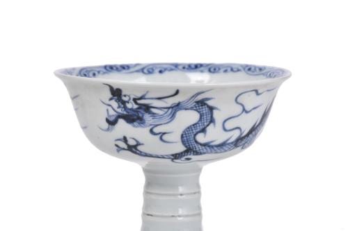 ESCUELA CHINA, SIGLO XX. Copa de tallo siguiendo modelos de