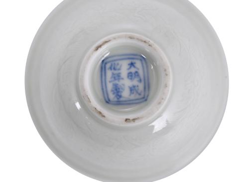 ESCUELA CHINA, SIGLO XX. Pequeña taza de vino Doucai, siglo