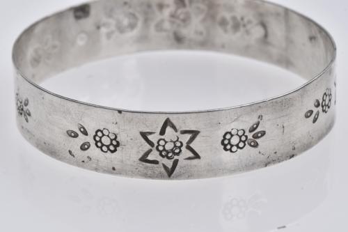 Lote de tres pulseras en plata.