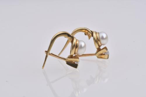 You and me earrings with pearl and zircon.