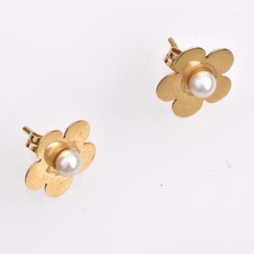Flower-shaped earrings with pearl.