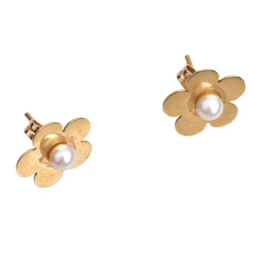 Flower-shaped earrings with pearl.