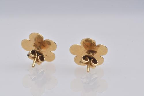 Flower-shaped earrings with pearl.