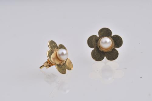 Flower-shaped earrings with pearl.