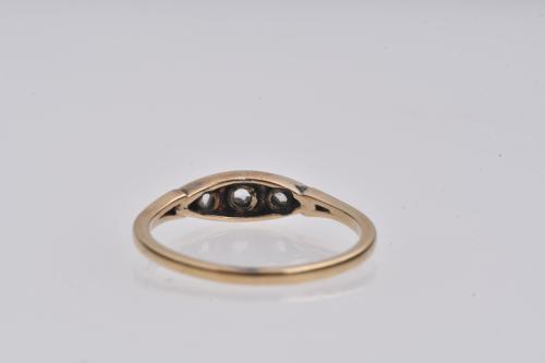 Art Deco ring with sapphire and diamonds.