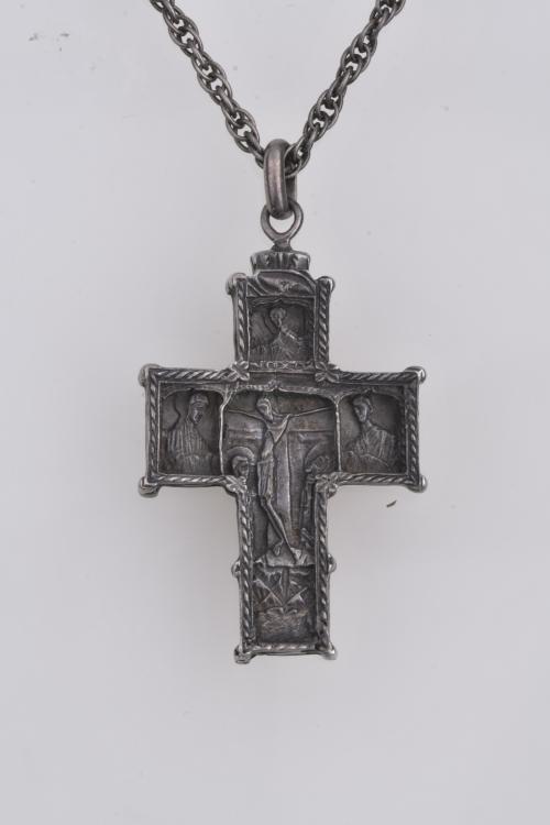 Pendant cross with links chain, after Subirachs models.