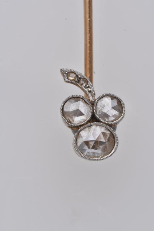 Diamonds tie pin.