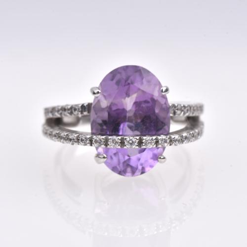 Ring with amethyst and double row of diamonds.