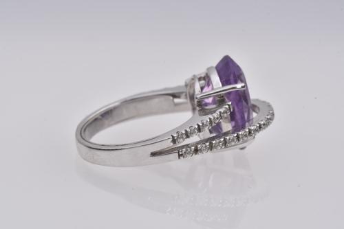 Ring with amethyst and double row of diamonds.