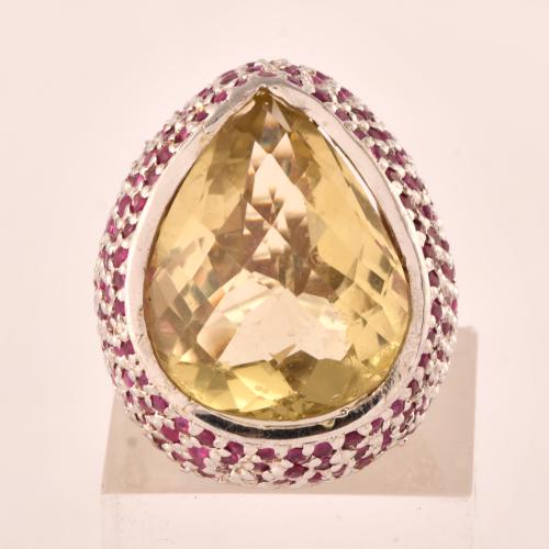 Anillo con gran citrino y pavé de turmalinas rosas.