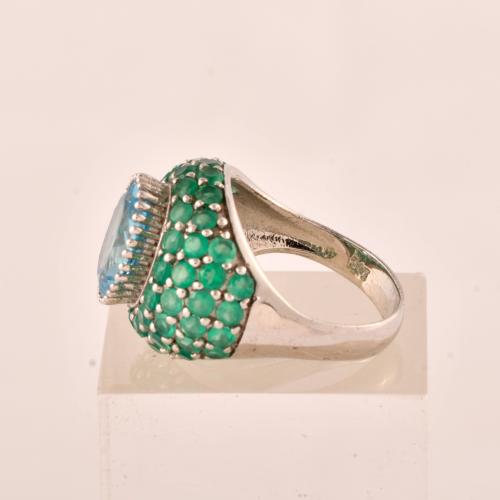 Anillo con símiles de esmeralda y aguamarina. 