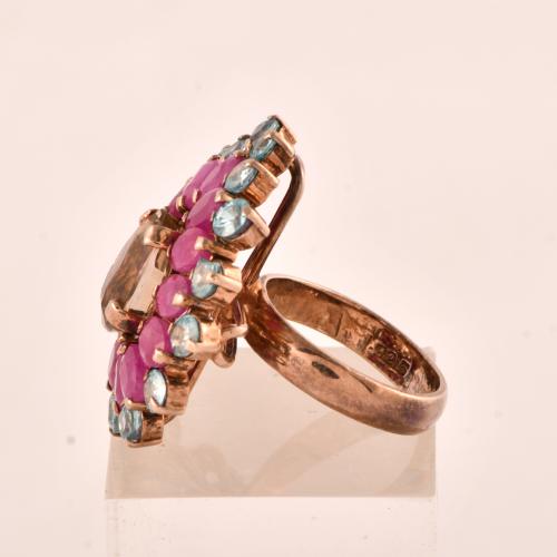 Anillo fantasía en forma de lágrima con pedrería.