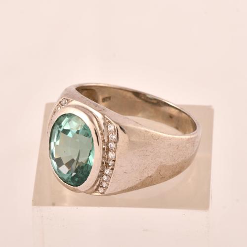 Anillo con símil de turmalina y circonitas.