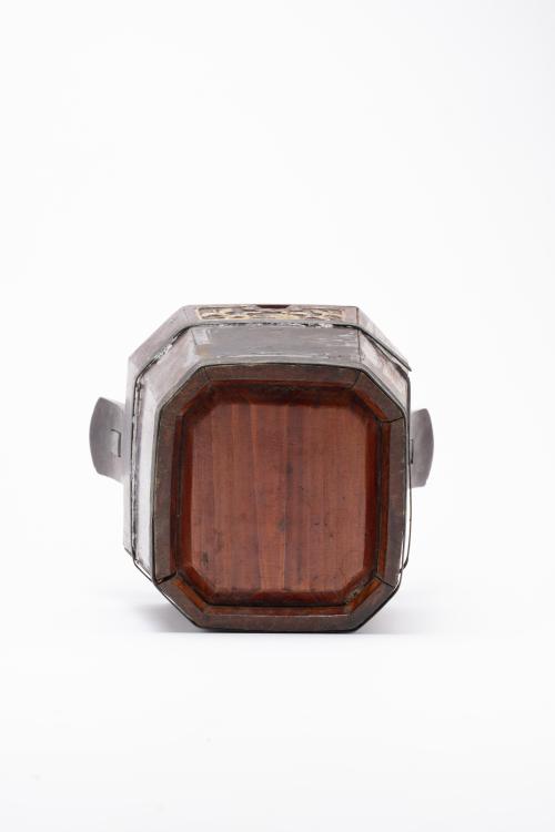 20TH CENTURY CHINESE SCHOOL. Container for tea. 