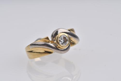 BICOLOUR SOLITAIRE RING.