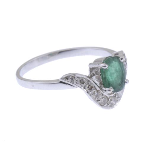 EMERALD AND DIAMONDS RING.