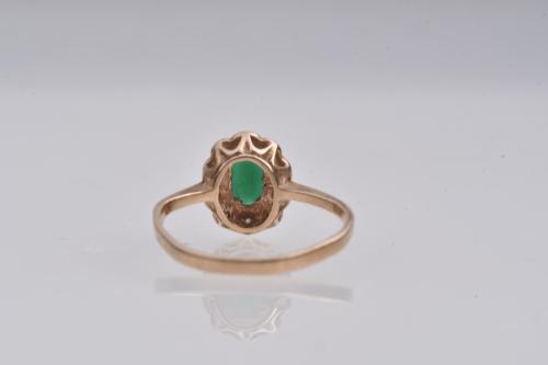 Sortija con símil de esmeralda y rosetón de circonitas.