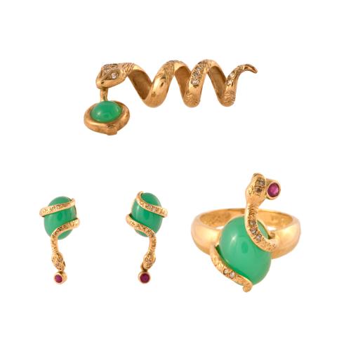 Conjunto de colgante anillo y pendientes en forna de serpiente.