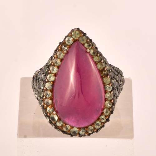 Anillo con granate central y cuarzos verdes.