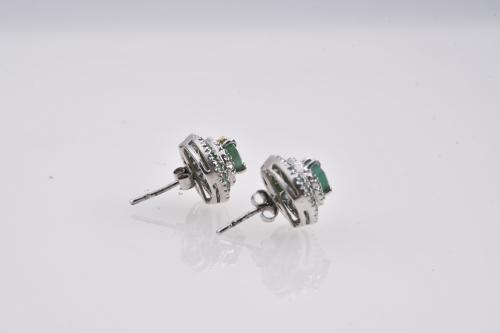 Set comprising a pendant, earrings and ring in the shape of