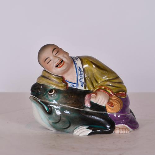 LATE 20TH CENTURY CHINESE SCHOOL. Canton-shaped box on a toad.