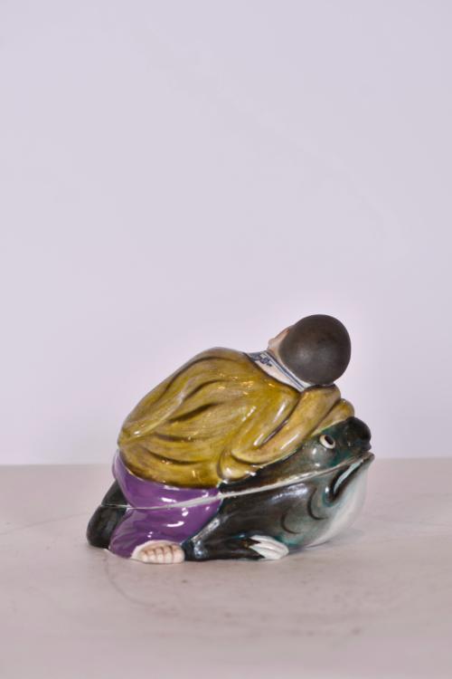 LATE 20TH CENTURY CHINESE SCHOOL. Canton-shaped box on a to