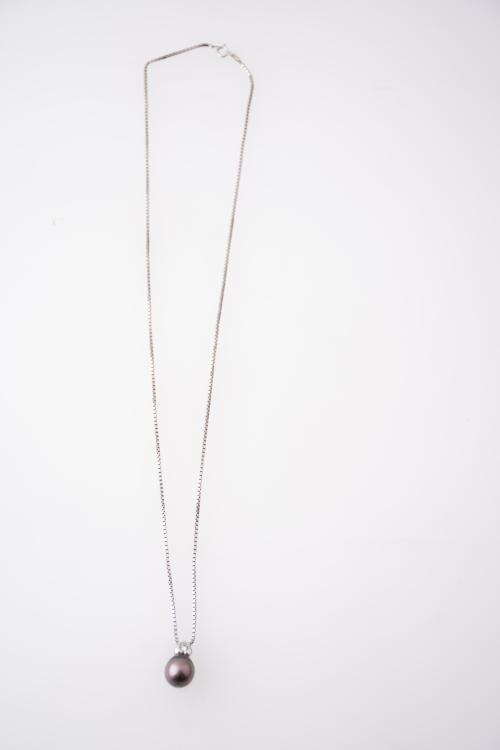 Necklace with Tahiti pearl and diamond pendant.