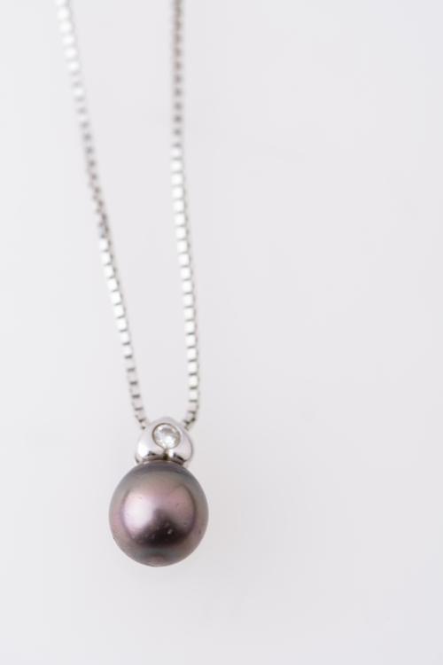 Necklace with Tahiti pearl and diamond pendant.