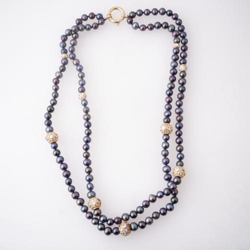 Coloured pearls necklace.