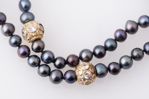 Coloured pearls necklace.