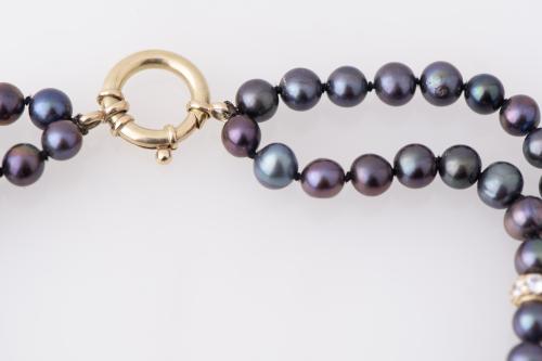 Coloured pearls necklace.