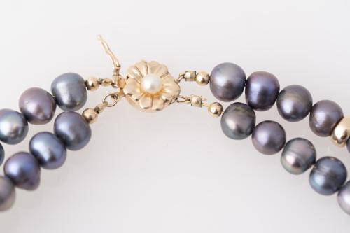 Two-strand coloured pearls necklace.