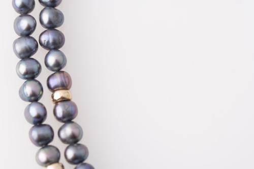 Two-strand coloured pearls necklace.