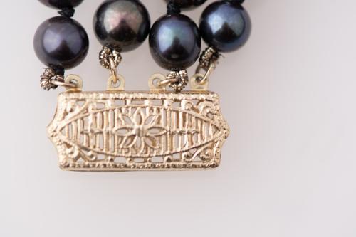 Three-strand coloured pearls bracelet.