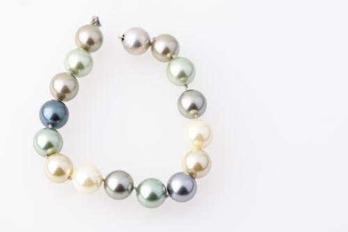 Pearls necklace and bracelet set