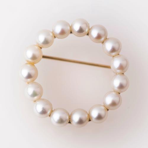 Round pearls brooch.
