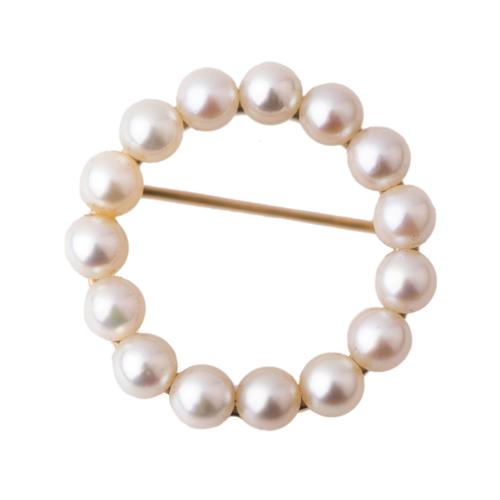 Round pearls brooch.