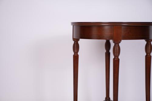 Elizabethan-style gueridon, 20th century.