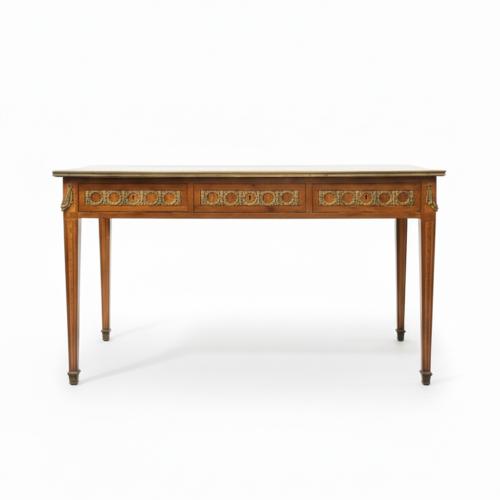 SIGUIENDO MODELOS DE JEAN-HENRI RIESENER (1734 - 1806). Bureau plat, siglo XIX. 