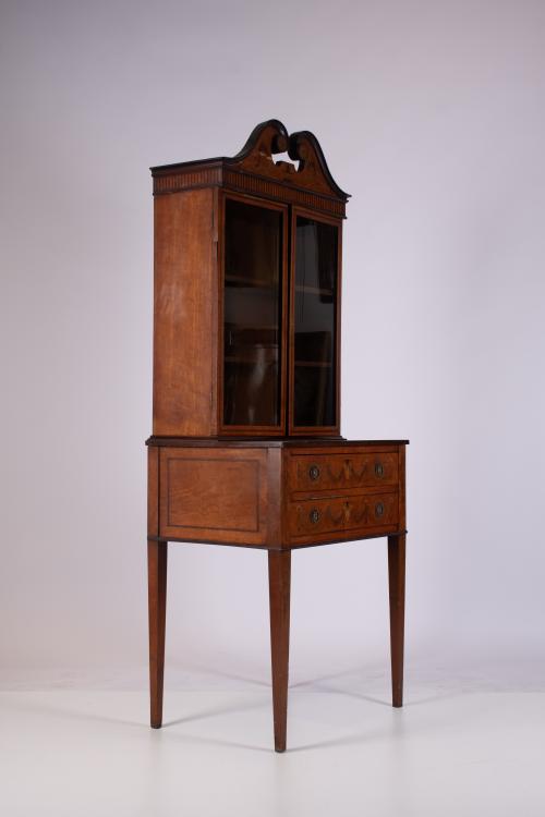 Mueble vitrina estilo George III, XIX.