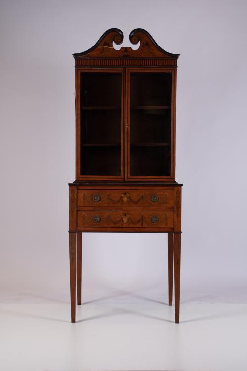 Mueble vitrina estilo George III, XIX.