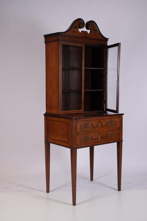 Mueble vitrina estilo George III, XIX.